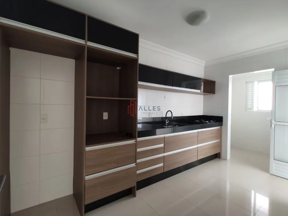 ALUGA-SE ANUAL LINDÍSSIMO APARTAMENTO NO CENTRO DE BALNEÁRIO CAMBORIÚ/SC