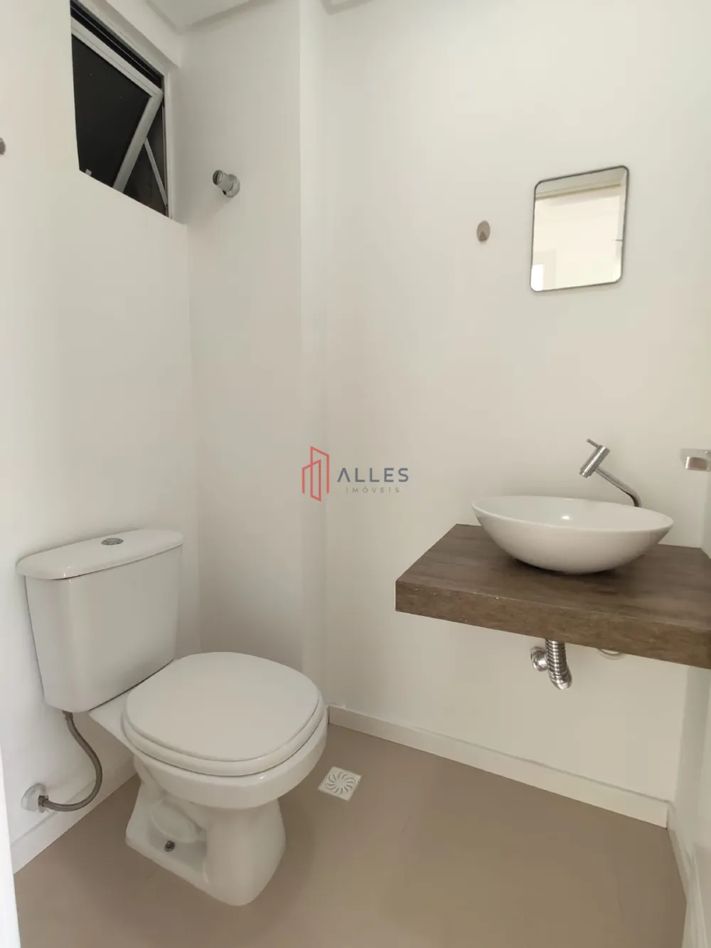 ALUGA-SE ANUAL LINDÍSSIMO APARTAMENTO NO CENTRO DE BALNEÁRIO CAMBORIÚ/SC