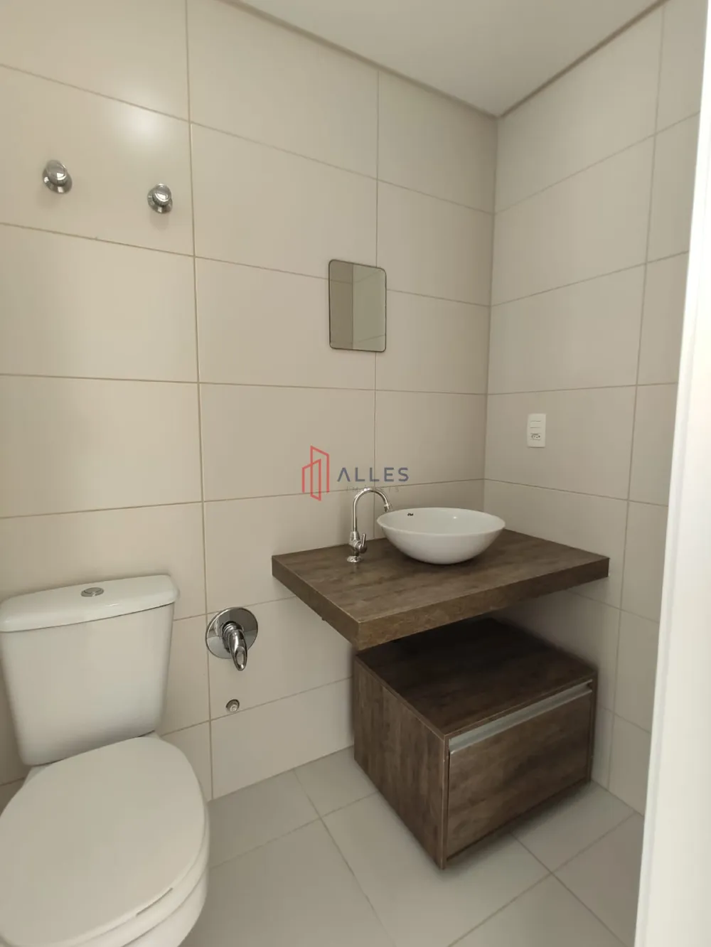 ALUGA-SE ANUAL LINDÍSSIMO APARTAMENTO NO CENTRO DE BALNEÁRIO CAMBORIÚ/SC