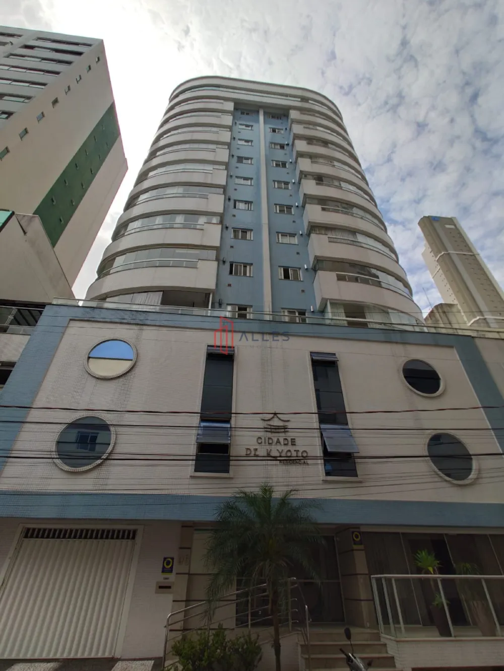 ALUGA-SE ANUAL LINDÍSSIMO APARTAMENTO NO CENTRO DE BALNEÁRIO CAMBORIÚ/SC