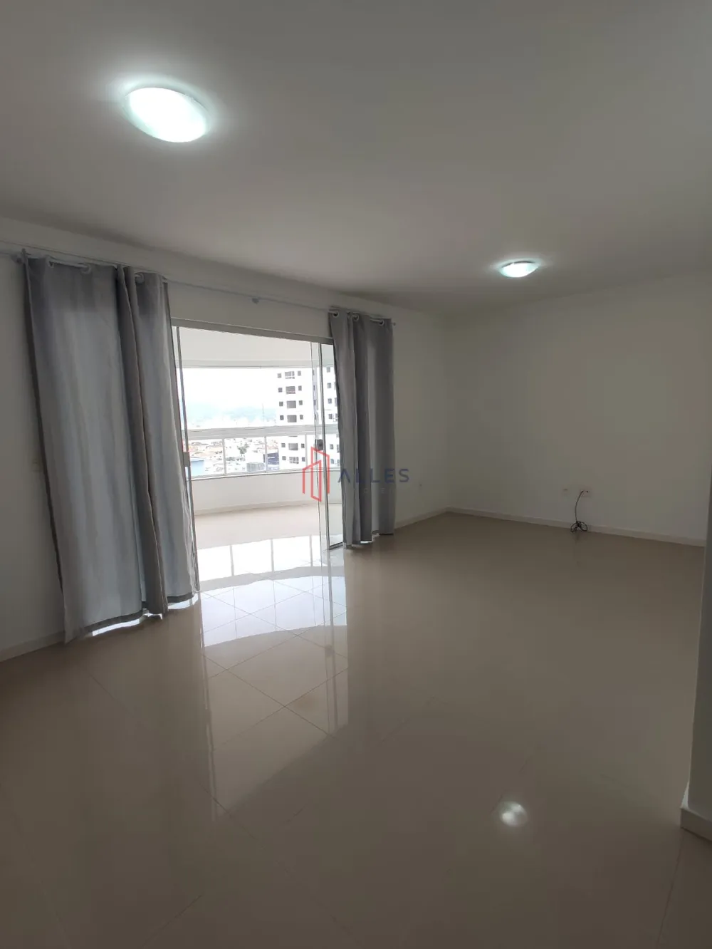 ALUGA-SE ANUAL LINDÍSSIMO APARTAMENTO NO CENTRO DE BALNEÁRIO CAMBORIÚ/SC