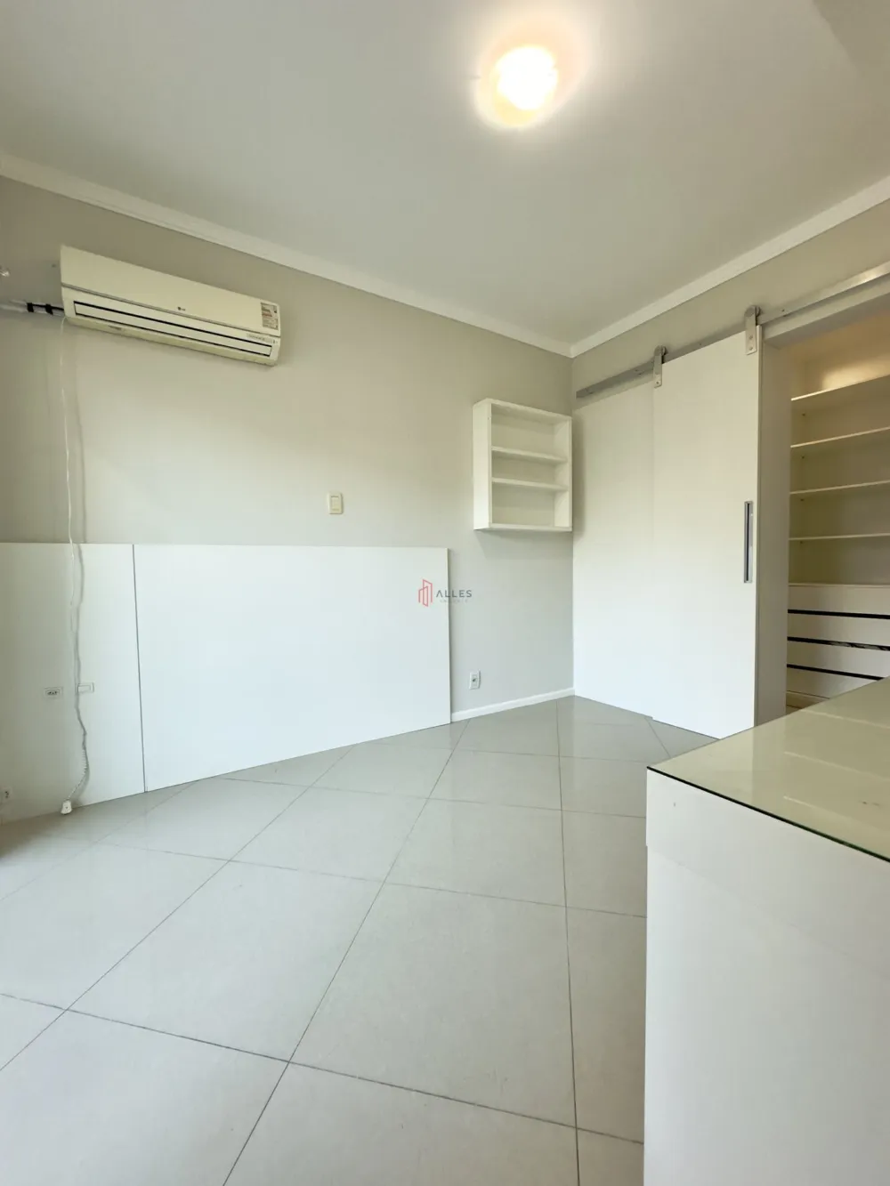 ALUGA-SE ANUAL SOBRADO TRIPLEX NA PRAIA DOS AMORES EM BALNEÁRIO CAMBORIÚ/SC