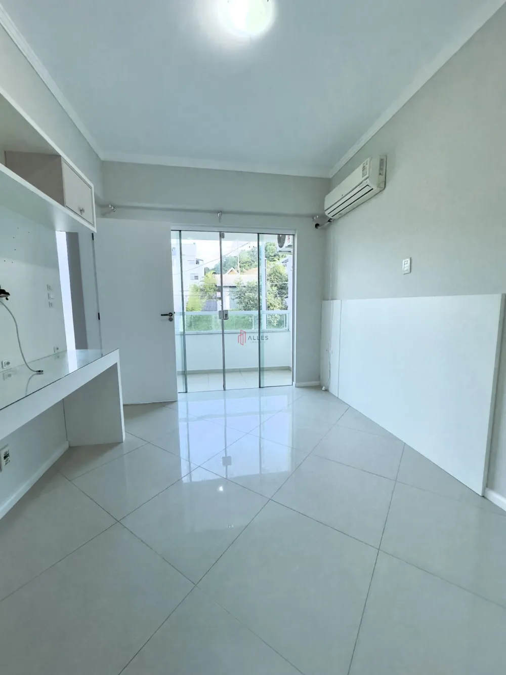 ALUGA-SE ANUAL SOBRADO TRIPLEX NA PRAIA DOS AMORES EM BALNEÁRIO CAMBORIÚ/SC
