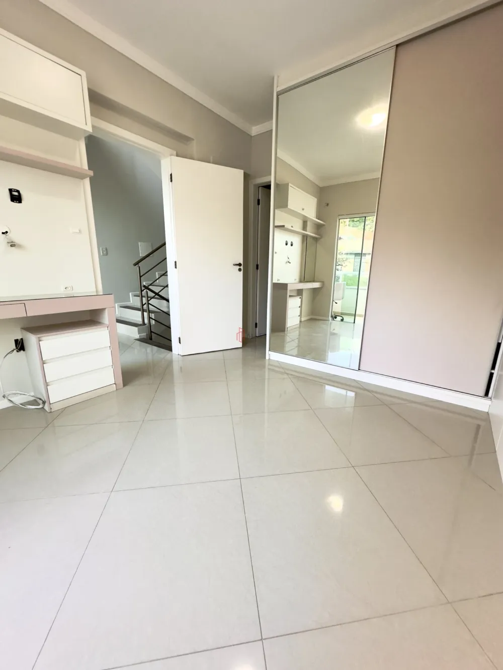 ALUGA-SE ANUAL SOBRADO TRIPLEX NA PRAIA DOS AMORES EM BALNEÁRIO CAMBORIÚ/SC