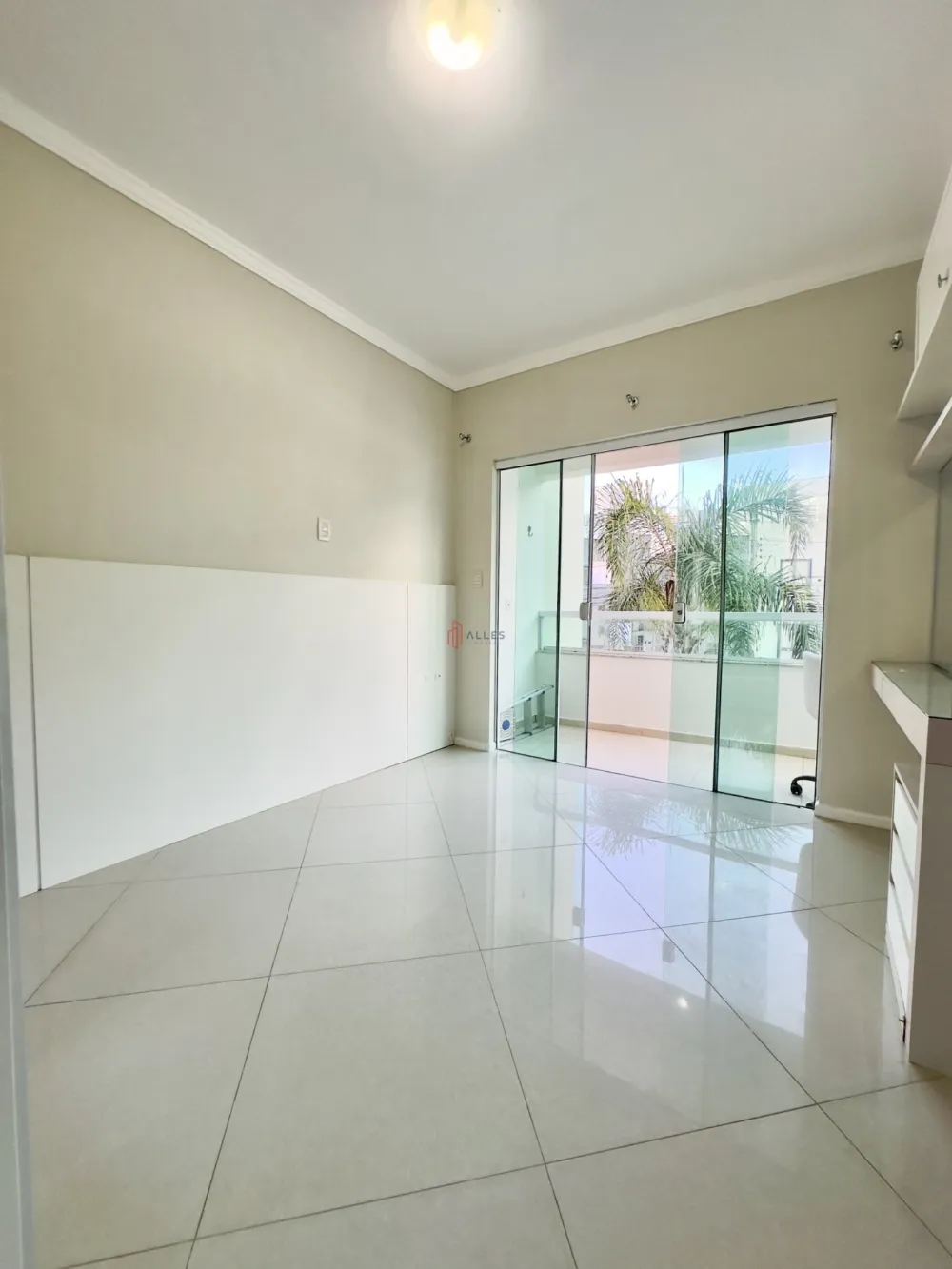 ALUGA-SE ANUAL SOBRADO TRIPLEX NA PRAIA DOS AMORES EM BALNEÁRIO CAMBORIÚ/SC