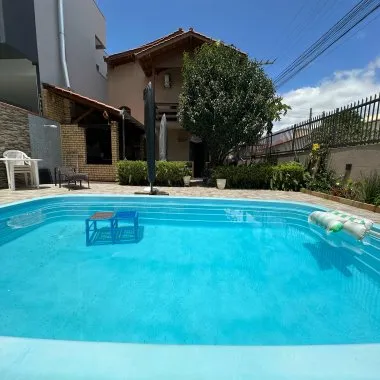 Vende-se casa com piscina no Centro de Camboriú/SC Vende-se casa com piscina no Centro de Camboriú/SC