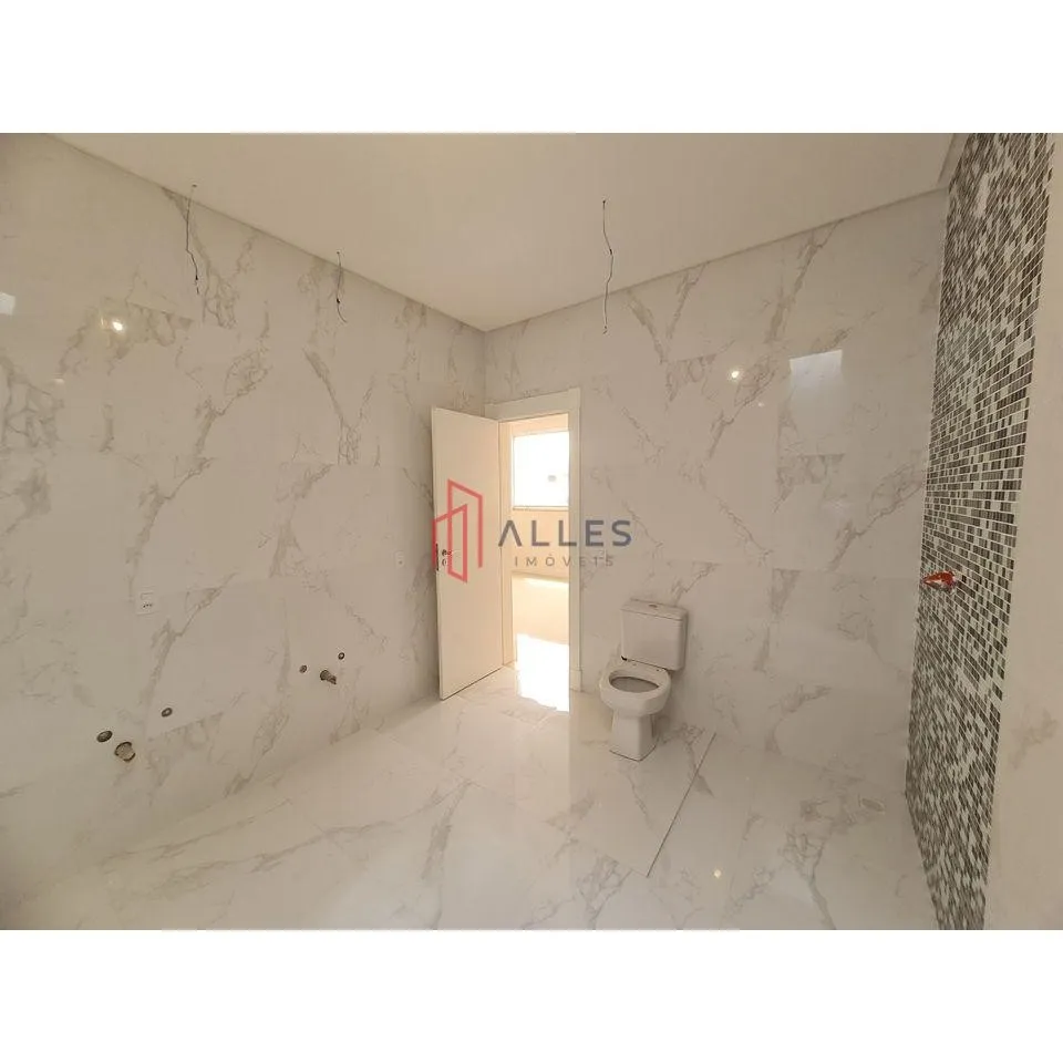 VENDE-SE LINDÍSSIMO SOBRADO  NO CENTRO DE BALNEÁRIO CAMBORI/SC