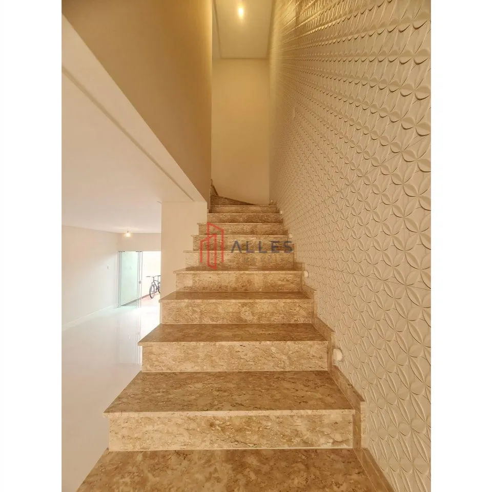 VENDE-SE LINDÍSSIMO SOBRADO  NO CENTRO DE BALNEÁRIO CAMBORI/SC