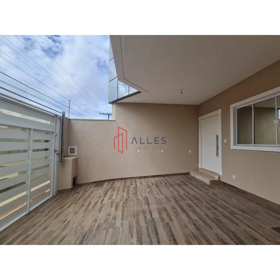 VENDE-SE LINDÍSSIMO SOBRADO  NO CENTRO DE BALNEÁRIO CAMBORI/SC