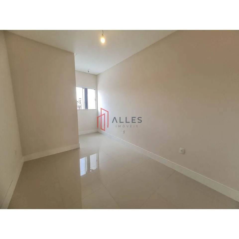 VENDE-SE LINDÍSSIMO SOBRADO  NO CENTRO DE BALNEÁRIO CAMBORI/SC