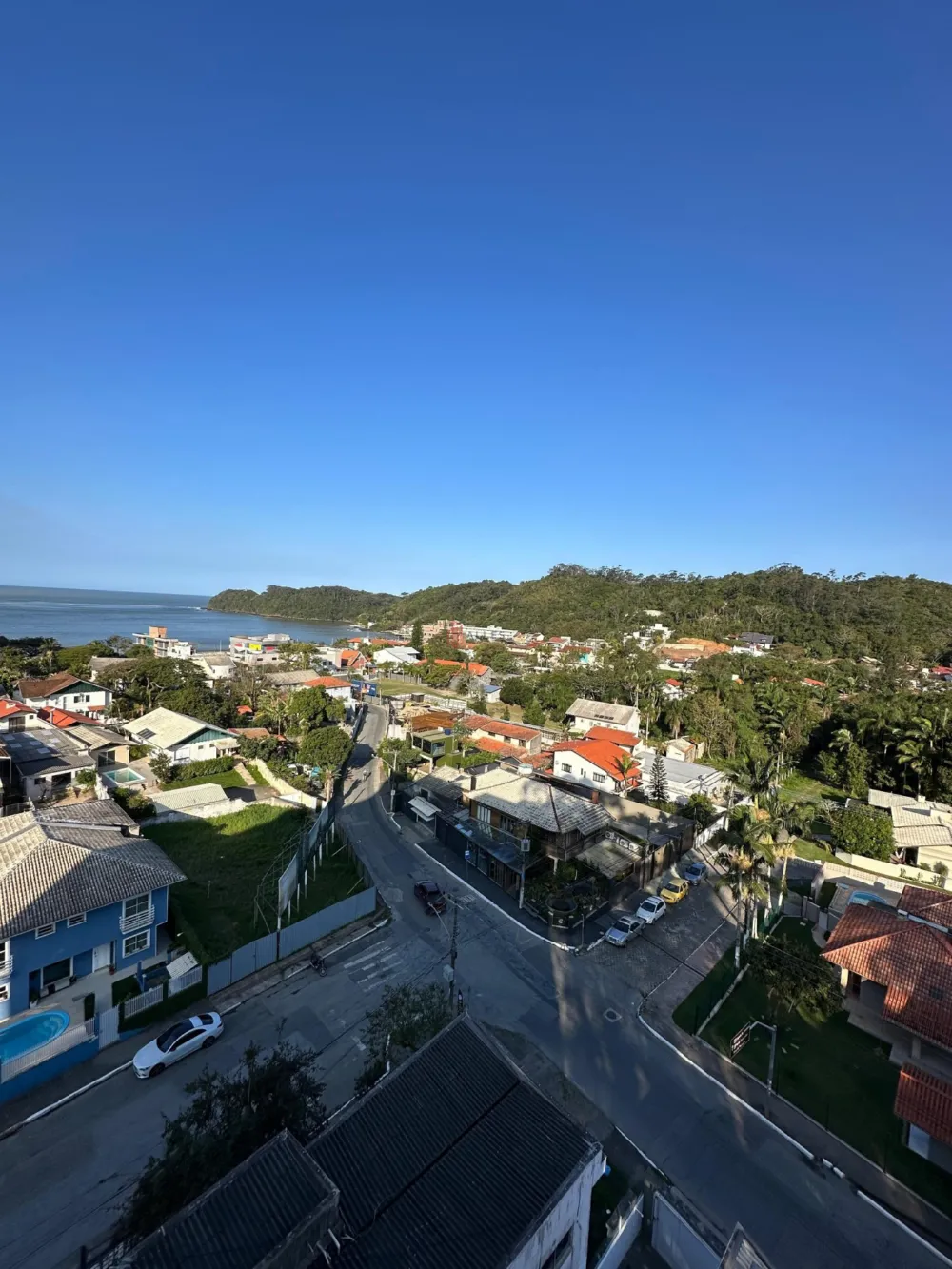 ALUGA-SE ANUAL COBERTURA NA TRANQUILA E LINDA PRAIA DE CABEÇUDAS EM ITAJAÍ/SC