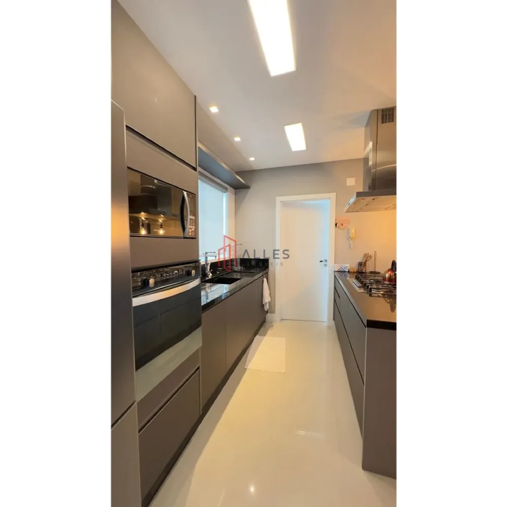 ALUGA-SE ANUAL APARTAMENTO NO CENTRO DE BALNEÁRIO CAMBORIÚ/SC