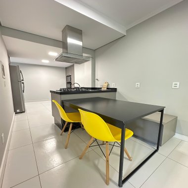 ALUGA-SE ANUAL APARTAMENTO DIFERENCIADO SEMI-MOBILIADO EM BALNEÁRIO CAMBORIÚ/SC