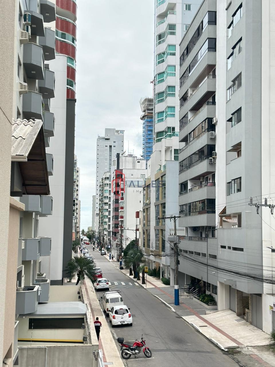 ALUGA-SE ANUAL APARTAMENTO DIFERENCIADO NO CENTRO DE  BALNEÁRIO CAMBORIÚ/SC