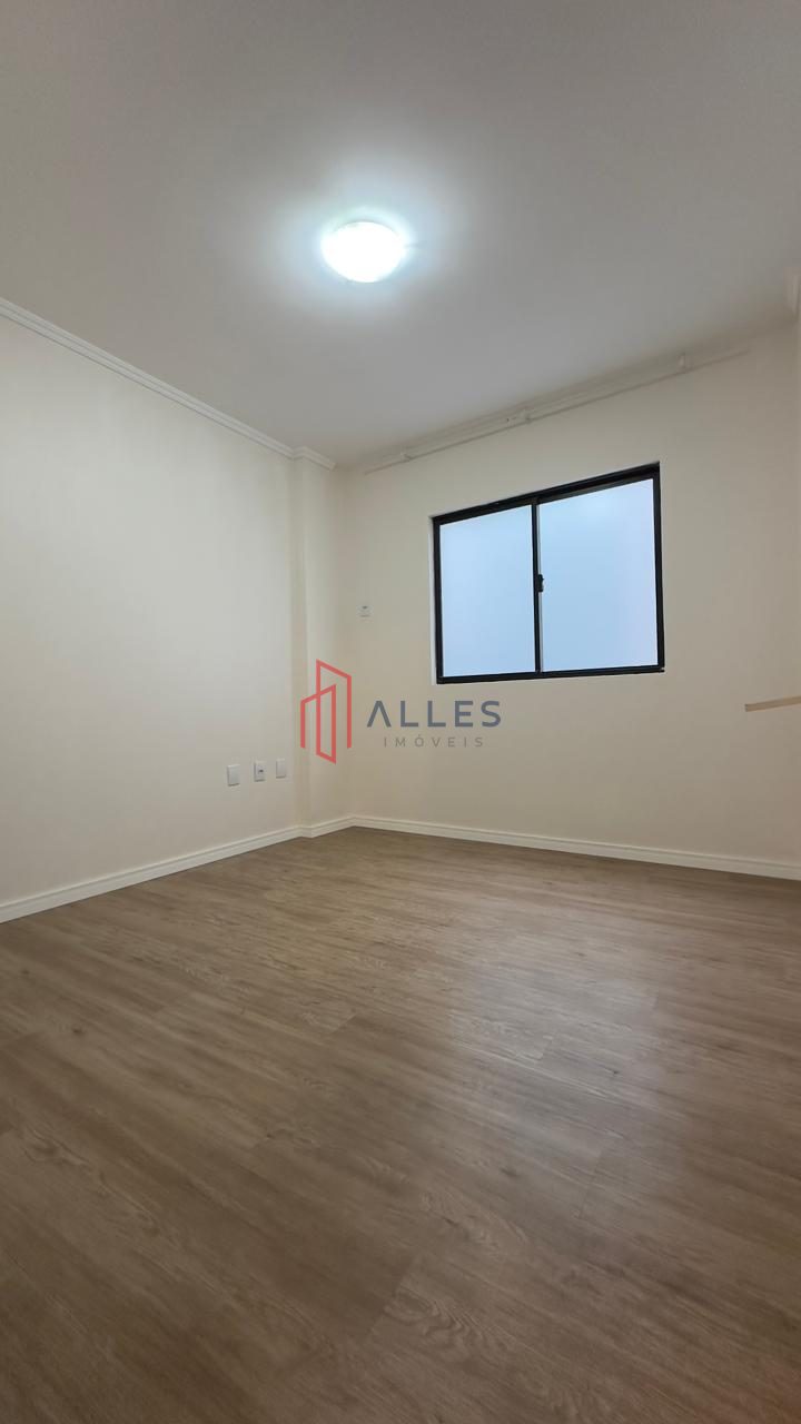 ALUGA-SE ANUAL APARTAMENTO DIFERENCIADO NO CENTRO DE  BALNEÁRIO CAMBORIÚ/SC