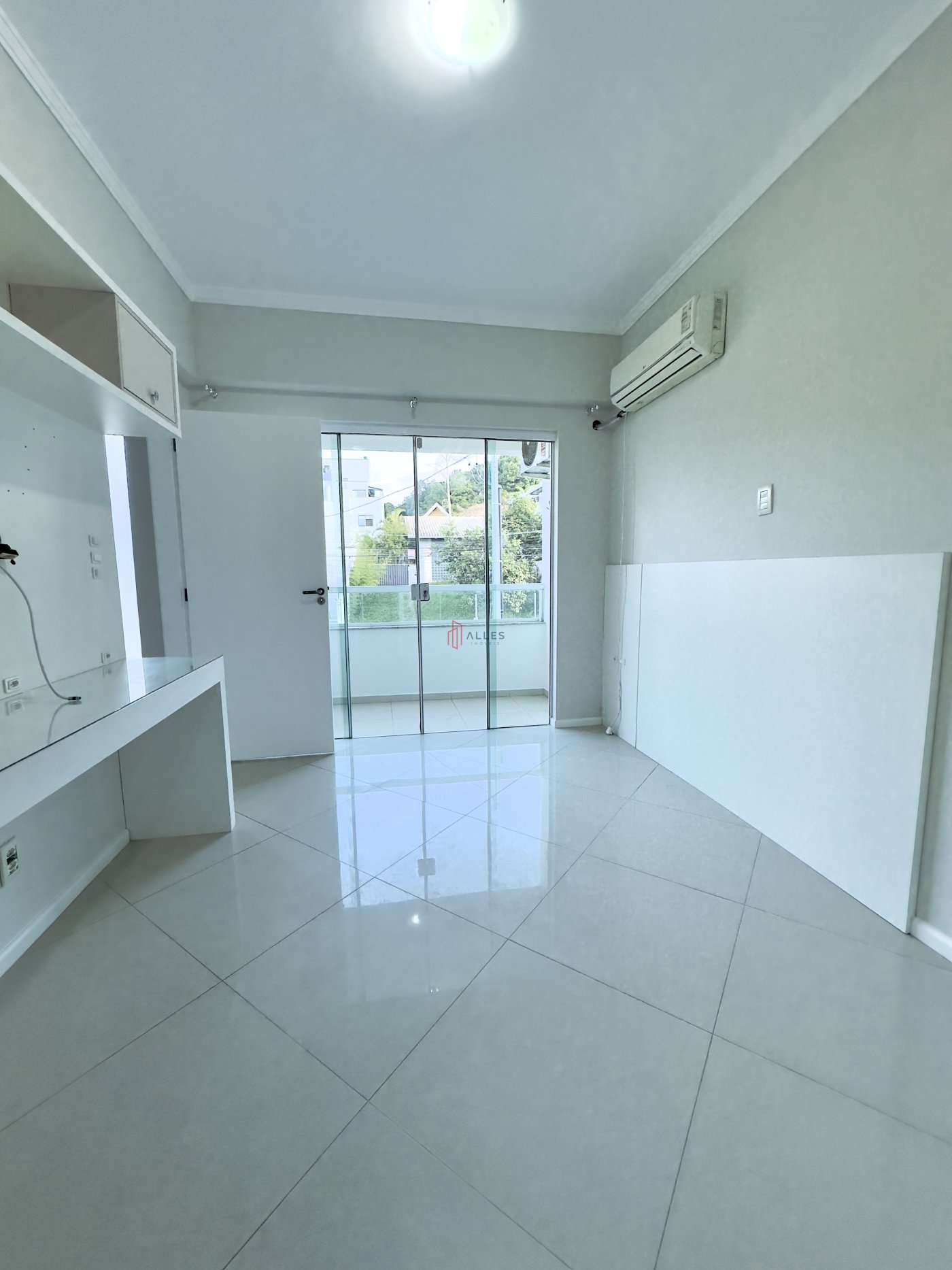 ALUGA-SE ANUAL SOBRADO TRIPLEX NA PRAIA DOS AMORES EM BALNEÁRIO CAMBORIÚ/SC