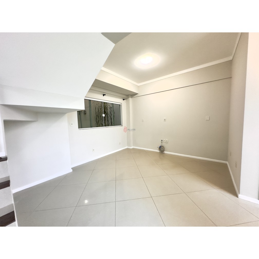 ALUGA-SE ANUAL SOBRADO TRIPLEX NA PRAIA DOS AMORES EM BALNEÁRIO CAMBORIÚ/SC