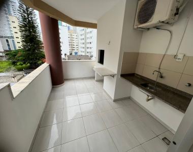 ALUGA-SE ANUAL APARTAMENTO MOBILADO NO CENTRO DE BALNEÁRIO CAMBORIÚ/SC