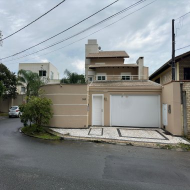 ALUGA- SE ANUAL CASA COM PISCINA E VISTA MAR  EM BALNEÁRIO CAMBORIÚ/SC