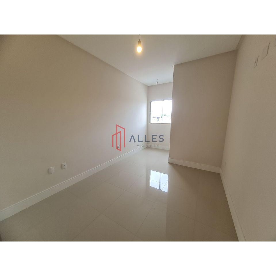 VENDE-SE LINDÍSSIMO SOBRADO  NO CENTRO DE BALNEÁRIO CAMBORI/SC