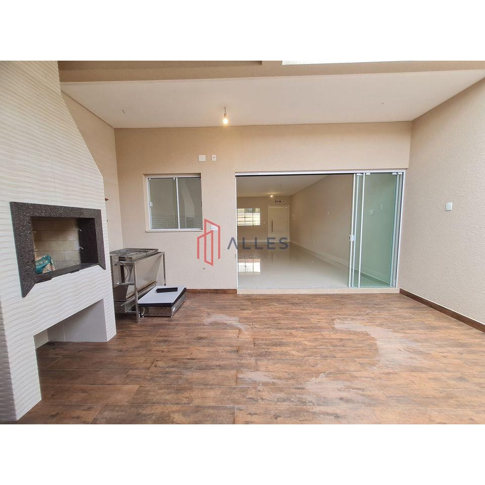 VENDE-SE LINDÍSSIMO SOBRADO  NO CENTRO DE BALNEÁRIO CAMBORI/SC
