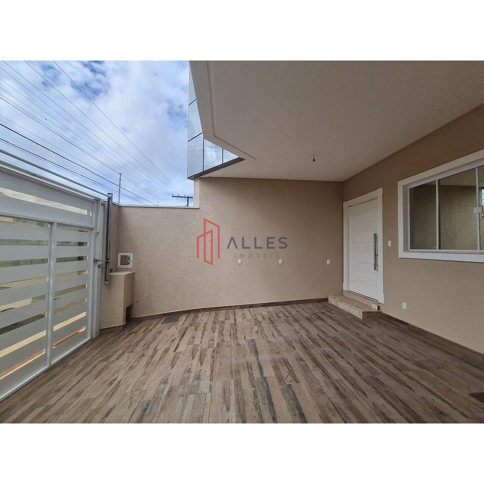 VENDE-SE LINDÍSSIMO SOBRADO  NO CENTRO DE BALNEÁRIO CAMBORI/SC