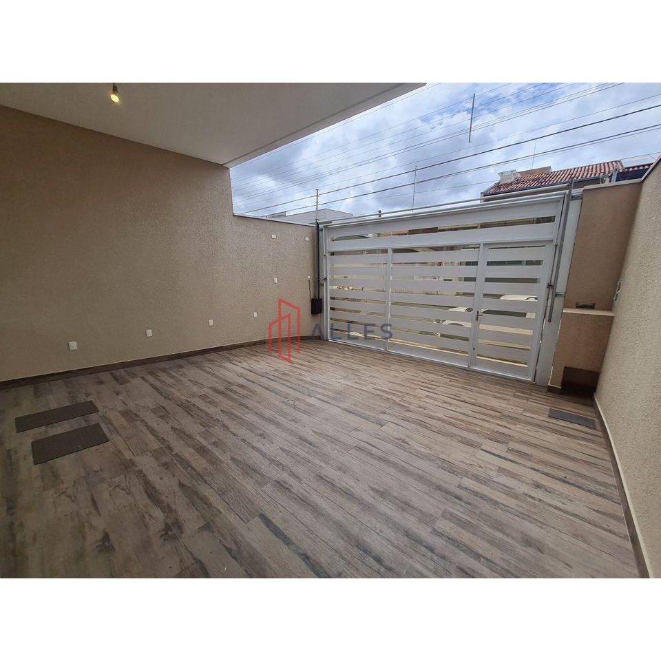 VENDE-SE LINDÍSSIMO SOBRADO  NO CENTRO DE BALNEÁRIO CAMBORI/SC