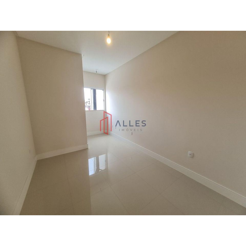VENDE-SE LINDÍSSIMO SOBRADO  NO CENTRO DE BALNEÁRIO CAMBORI/SC