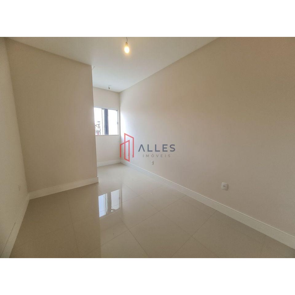 VENDE-SE LINDÍSSIMO SOBRADO  NO CENTRO DE BALNEÁRIO CAMBORI/SC