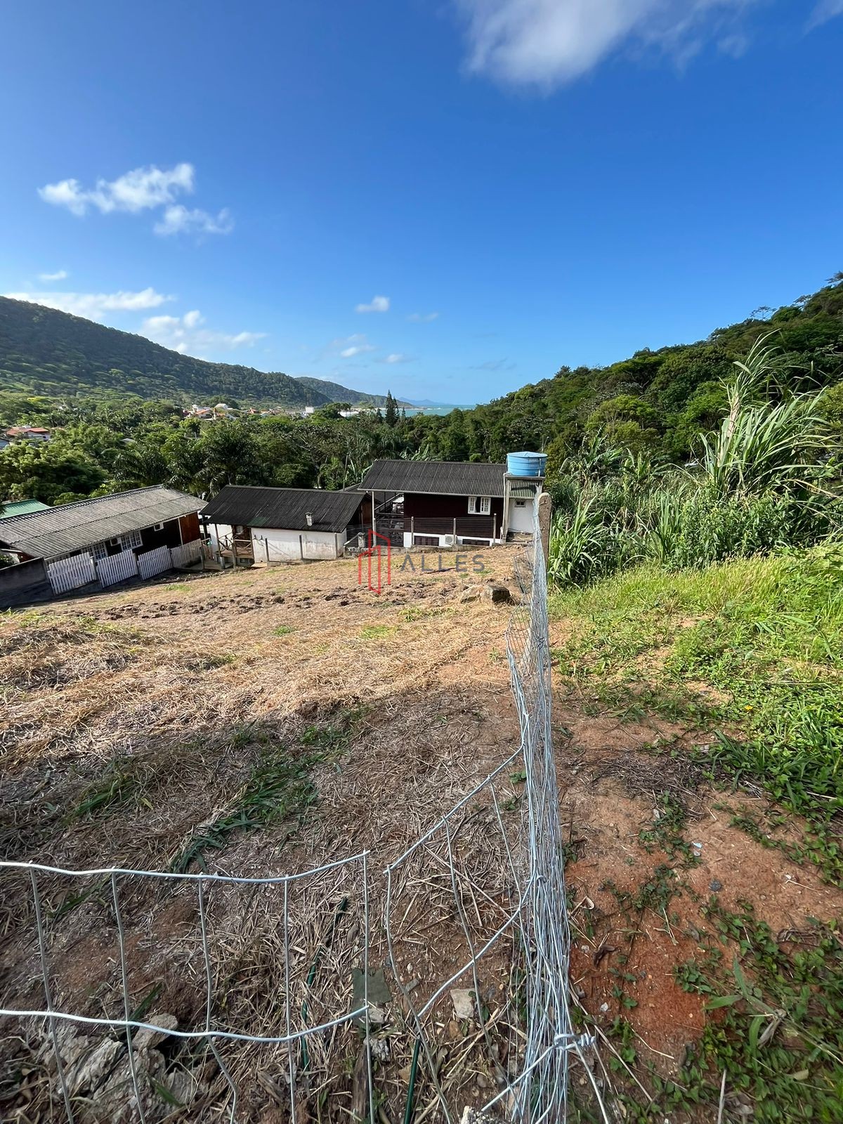 VENDE-SE TERRENO NA PITORESCA PRAIA DE TAQUARAS EM BALNEÁRIO CAMBORIÚ/SC