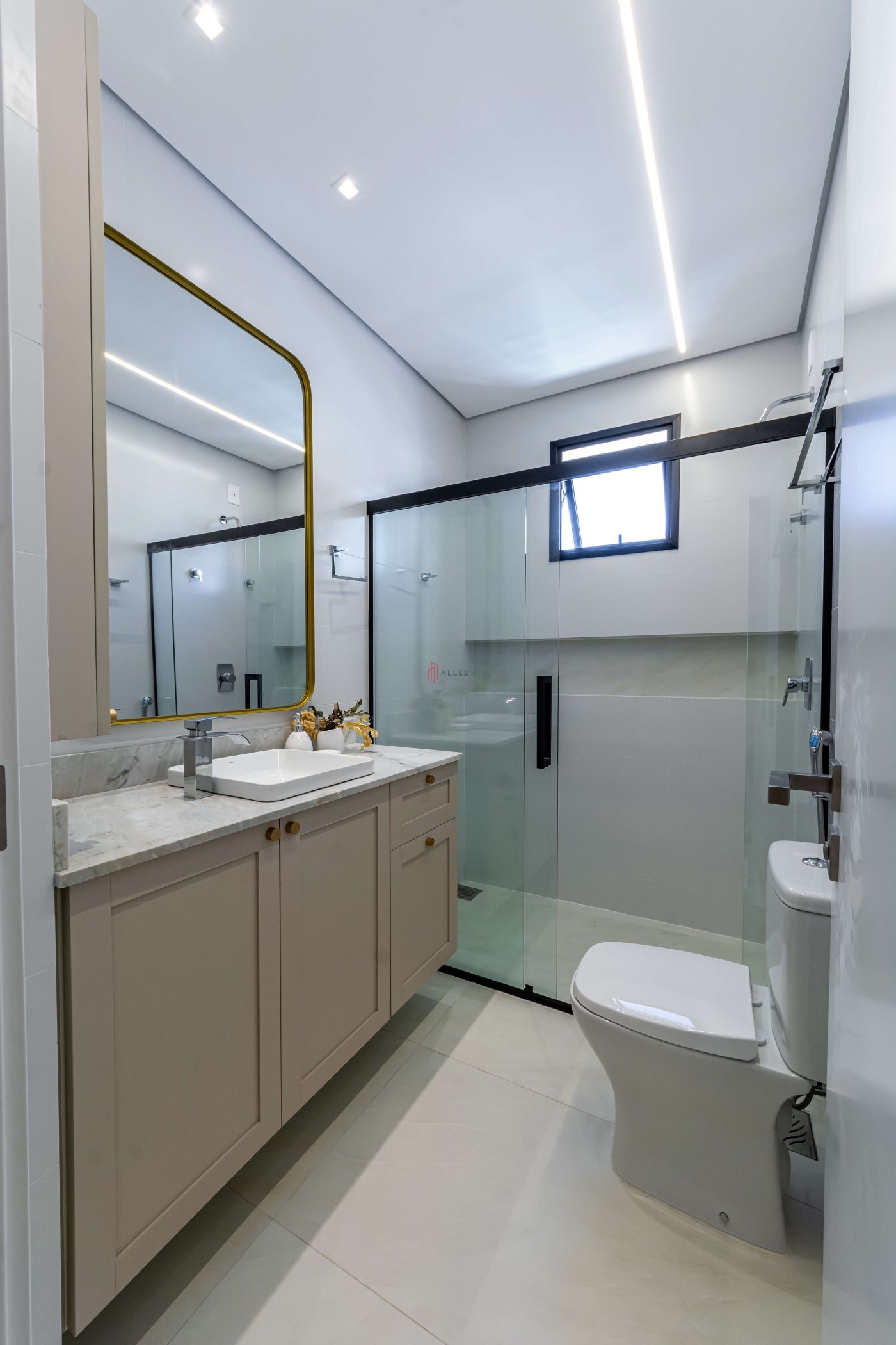 VENDE-SE APARTAMENTO ALTO PADRÃO EM BALNEÁRIO CAMBORIÚ/SC