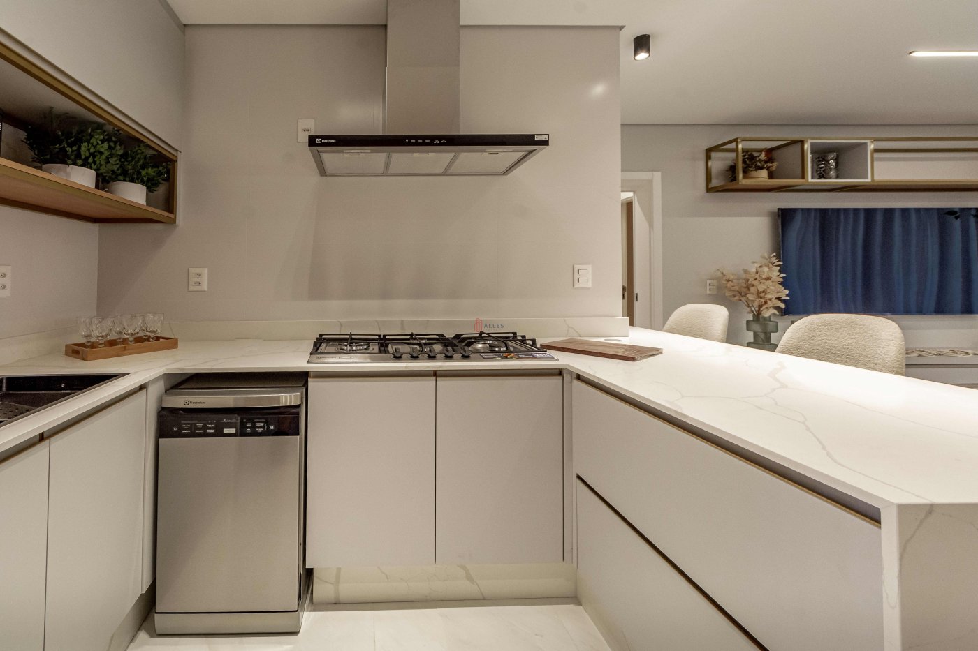 VENDE-SE APARTAMENTO ALTO PADRÃO EM BALNEÁRIO CAMBORIÚ/SC