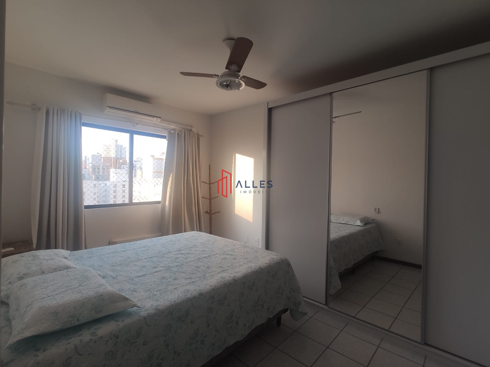 ALUGA-SE ANUAL APARTAMENTO NO CENTRO DE BALNEÁRIO CAMBORIÚ/SC