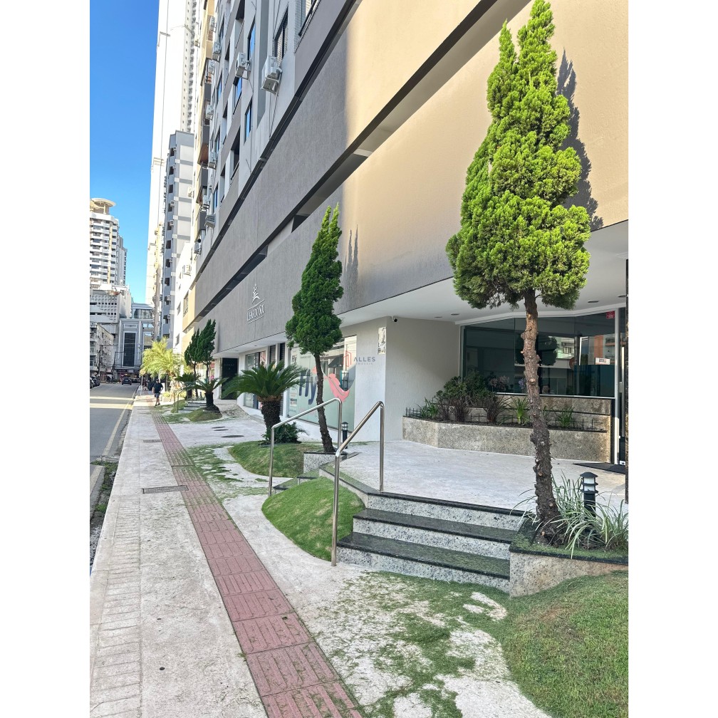 ALUGA-SE ANUAL APARTAMENTO NO CENTRO DE BALNEÁRIO CAMBORIÚ/SC