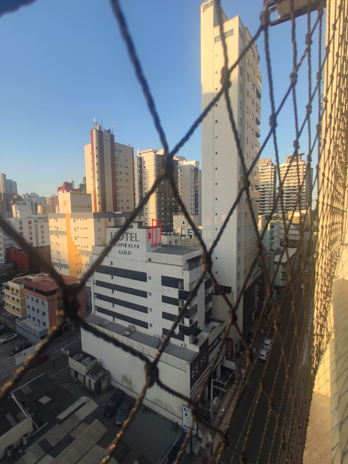 ALUGA-SE ANUAL APARTAMENTO NO CENTRO DE BALNEÁRIO CAMBORIÚ/SC