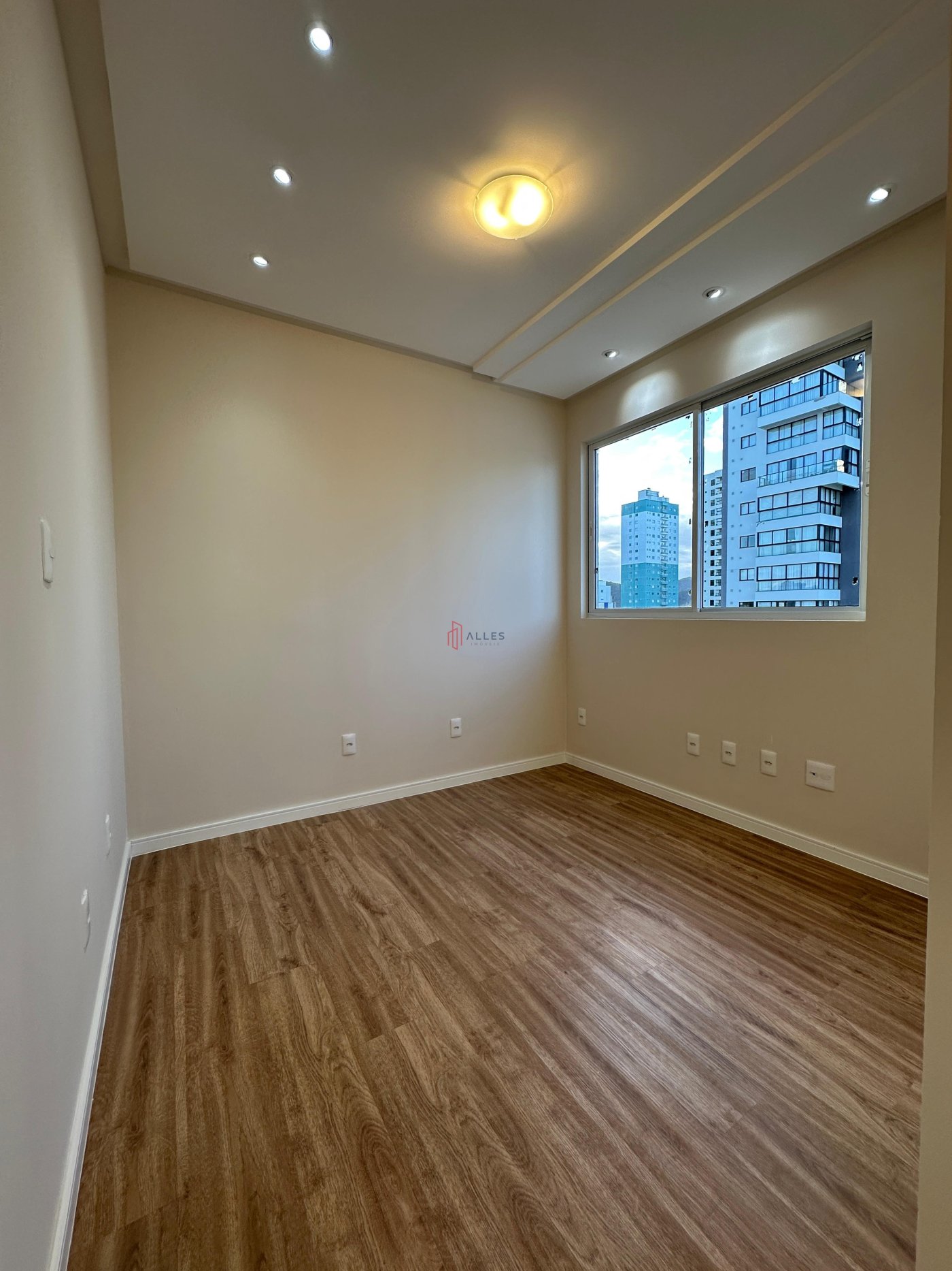ALUGA-SE ANUAL APARTAMENTO ALTO PADRÃO NO CENTRO DE BALNEÁRIO CAMBORIÚ/SC