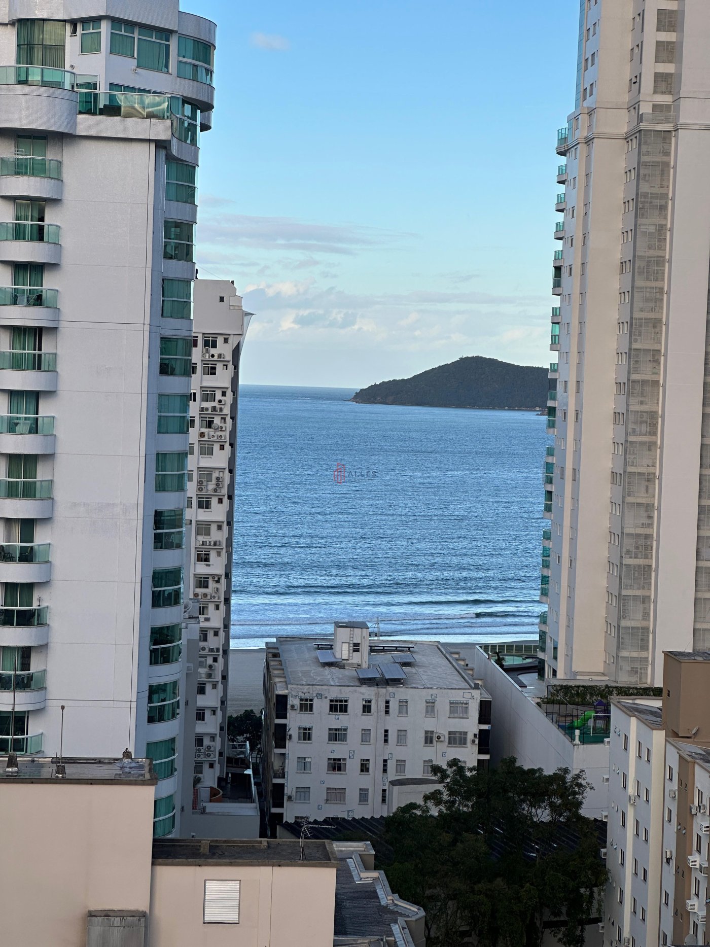 ALUGA-SE ANUAL APARTAMENTO ALTO PADRÃO NO CENTRO DE BALNEÁRIO CAMBORIÚ/SC