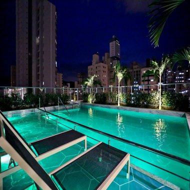 ALUGA-SE ANUAL APARTAMENTO ALTO PADRÃO NO CENTRO DE BALNEÁRIO CAMBORIÚ/SC