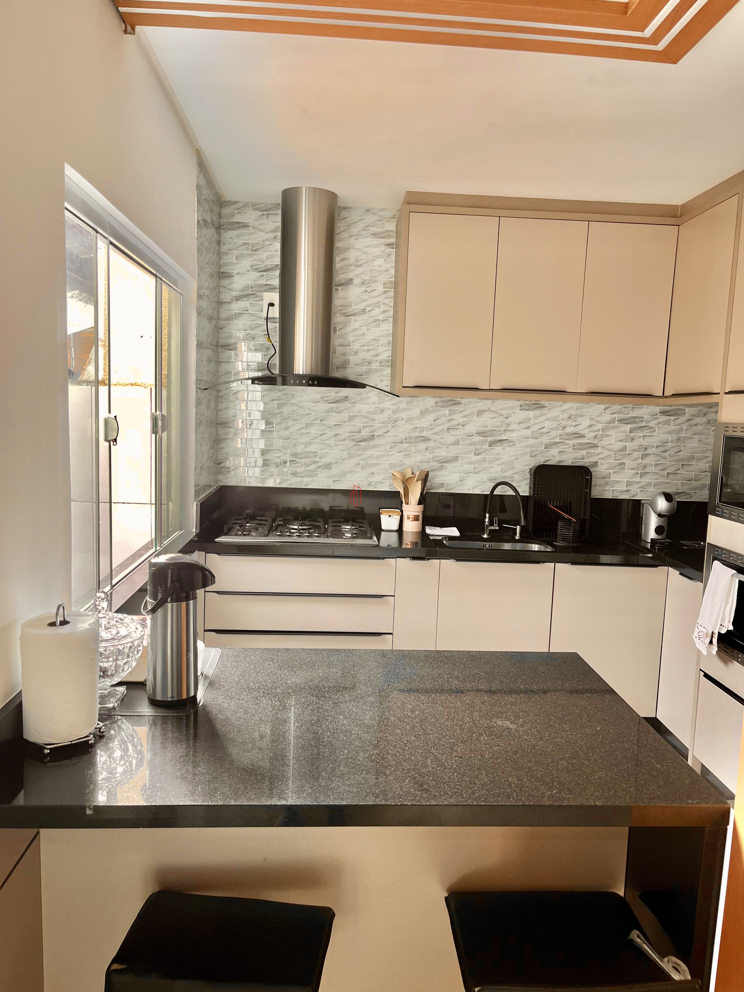 SOBRADO ALTO PADRÃO MOBILIADO | BAIRRO DA BARRA – BALNEÁRIO CAMBORIÚ/SC