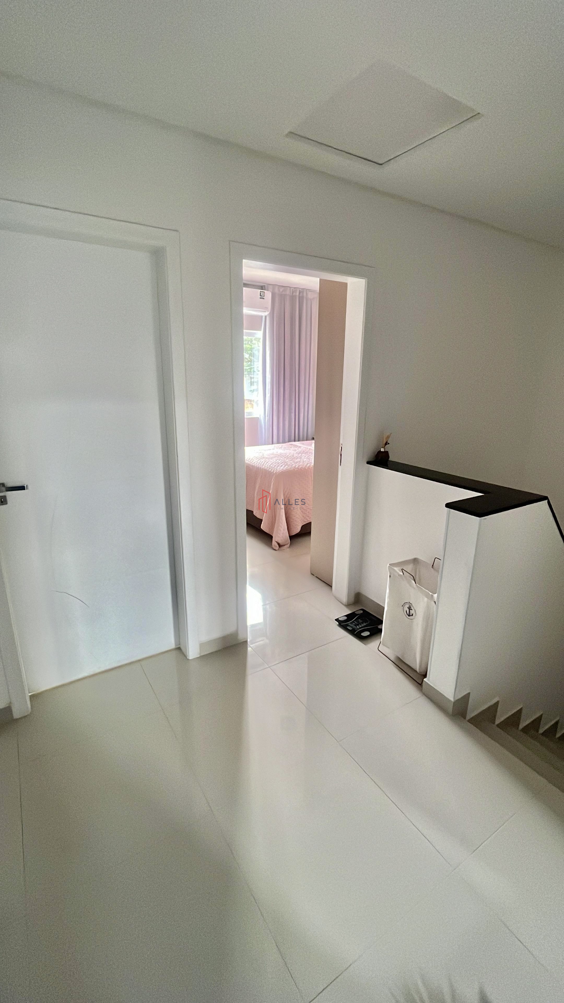 SOBRADO ALTO PADRÃO MOBILIADO | BAIRRO DA BARRA – BALNEÁRIO CAMBORIÚ/SC