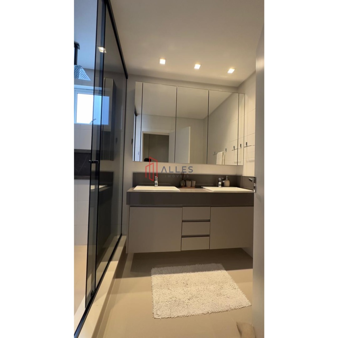 ALUGA-SE ANUAL APARTAMENTO NO CENTRO DE BALNEÁRIO CAMBORIÚ/SC